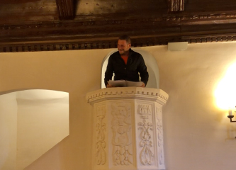 Delivering the briefing from the pulpit in Cuenca